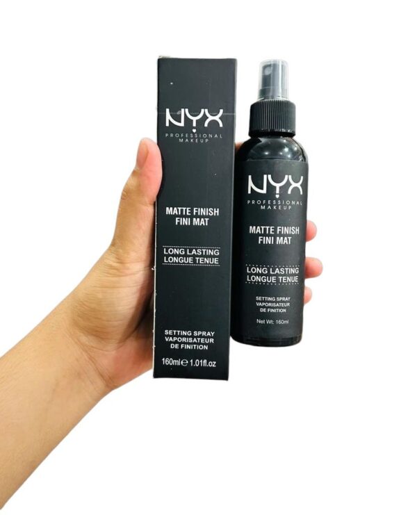 NYX PROFESSIONAL MAKEUP MATTE FINISH FINI MAT SPRAY SETTING SPRAY VAPORISATEUR LONG-LASTING LONGUE TENUE (160 ML) - Image 3